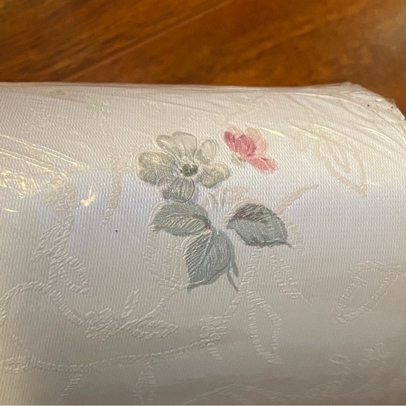 Mirage Sealed Pre-Pasted Solid Sheet Vinyl white floral Print - Picture 5 of 10